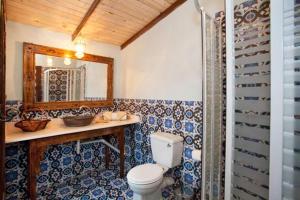 La salle de bains est pourvue de toilettes, d'un lavabo et d'un miroir. dans l'établissement Villa Boheme & Atelier Boheme, à Dahab