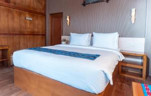 ein Schlafzimmer mit einem großen Bett mit weißer Bettwäsche in der Unterkunft Benabilla Cottage in Gisi