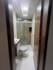 ein kleines Badezimmer mit Toilette und Dusche in der Unterkunft AP Ribeiro in Cruz das Almas