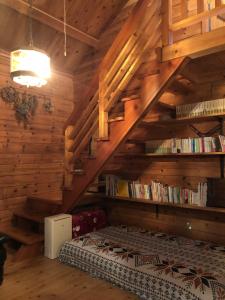 北杜市にあるCozy time in the forest 霖莊の木製の屋根裏部屋(ベッド1台付)
