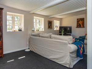 un soggiorno con un divano e una TV di 7 person holiday home in Grenaa a Grenå