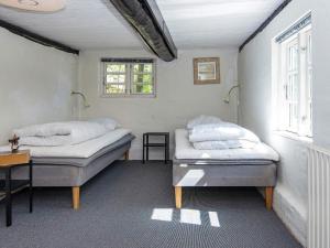 due letti in una piccola stanza con una finestra di 7 person holiday home in Grenaa a Grenå
