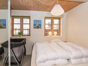 1 cama blanca grande en una habitación con ventanas en 5 person holiday home in Børkop-By Traum, en Børkop