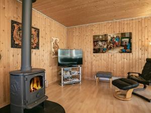 Μια τηλεόραση ή/και κέντρο ψυχαγωγίας στο 6 person holiday home in Hurup Thy-By Traum