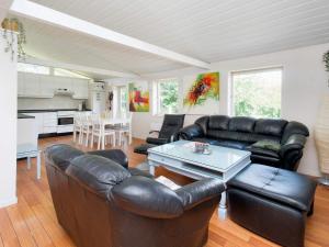 Η κουζίνα ή μικρή κουζίνα στο Tranquil Retreat at Overby Lyng-By Traum