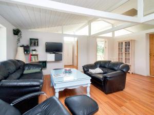 Μια τηλεόραση ή/και κέντρο ψυχαγωγίας στο Tranquil Retreat at Overby Lyng-By Traum