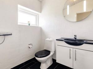 Un baño de Tranquil Retreat in Nature s Embrace-By Traum 35 fotos más