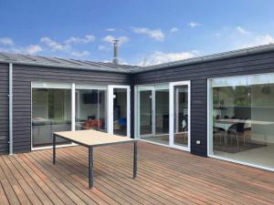 Instalaciones para jugar ping pong en Tranquil Retreat in Nature s Embrace-By Traum o alrededores