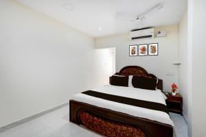 Super Hotel O Mahabalipuram Formerly The Posh Palace في مهاباليبورام: غرفة نوم بها سرير كبير في الغرفة