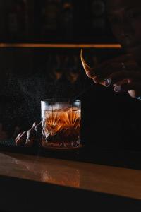 Una persona está de pie junto al fuego en un horno. en The Akasha Canggu Hotel, en Canggu
