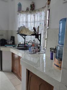 eine Küche mit Spüle und Arbeitsplatte in der Unterkunft TS Transient House in Baguio City + 12 Fotos