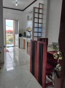 eine Küche mit einem Tisch in der Mitte eines Zimmers in der Unterkunft TS Transient House in Baguio City