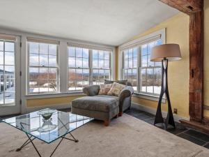 sala de estar con silla y mesa de cristal en Whitford House historic retreat, en Addison