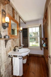 Un baño con lavabo y ventana. en Whitford House historic retreat, en Addison