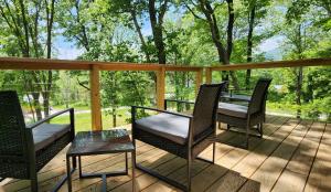 a screened porch with chairs and a table and a table at Piedmont Grove in Roseland +16 photos