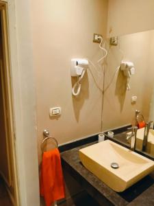 a bathroom with a sink and a mirror at شقة على النيل مباشر بالمعادى 3 غرف الدور 31 فيو الاهرامات in Cairo