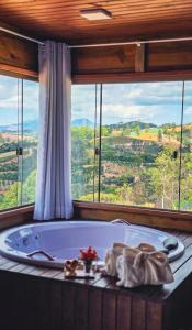 新文达移民镇Chales Vidal的带大窗户的房间里的浴缸