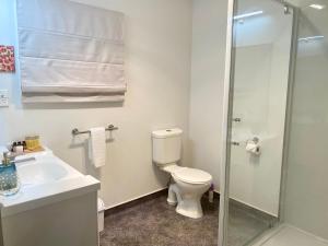 Ванная комната в Heritage Park Lodge +46 фотографий