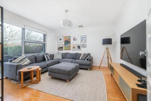 TV a/nebo společenská místnost v ubytování Cullen Stay Calm Connected Convenient