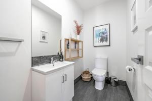 Koupelna v ubytování Cullen Stay Calm Connected Convenient + 30 fotografií