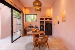 Η κουζίνα ή μικρή κουζίνα στο Villa Terralume - Modern 1BRVilla Ocean Breeze in Kedungu