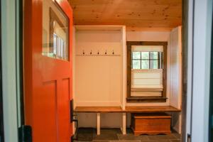 Habitación con espejo y vestidor. en Placid Moose Loj N, en Lake Placid