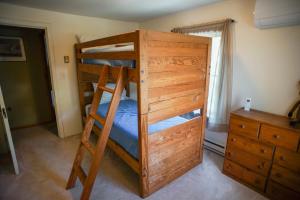Un dormitorio con dos literas y una cómoda. en Placid Moose Loj N, en Lake Placid