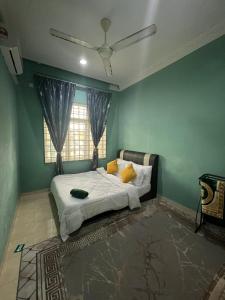 Katil atau katil-katil dalam bilik di A &a Hani Homestay ,Kuala Nerus