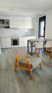 a kitchen with a table and a chair and a table at LEVEL GREEN - Nueva Propuesta 2025 de Level a estrenar y con la calidad de siempre in Bahía Blanca