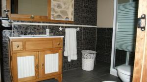 a bathroom with a sink and a toilet at Casa rural el Molino del Botero in Coso