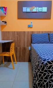 a room with a bed and a table and a chair at Escapada do Sonho in Lençóis