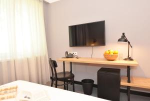 Televiisor ja/või meelelahutuskeskus majutusasutuses The Loop Hotel