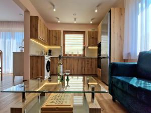 Una sala de estar con una mesa de cristal y un sofá. en Holiday Home in Wi niowa with Pool and Forest, en Iwierzyce