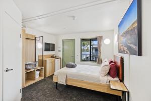 een slaapkamer met een bed en een badkamer bij Victoria Village in Katherine