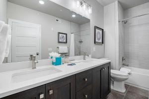 Ένα μπάνιο στο Mayflower Lakeside 204 +23 φωτογραφίες