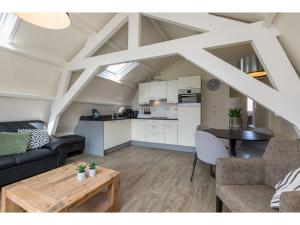 una sala de estar con un sofá y una mesa en Coastal Apartment in Westkapelle, en Westkapelle 32 fotos más