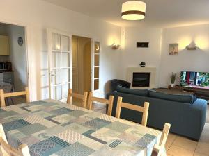 a living room with a table and a couch at Mais 5 pièces 8 couchages SAINT HILAIRE DE RIEZ - FR-1-224-822 in Saint-Hilaire-de-Riez