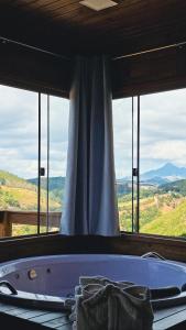 bañera frente a una ventana en Chales Vidal, en Venda Nova do Imigrante 25 fotos más