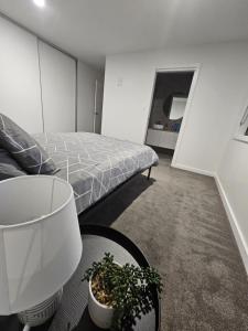 Postel nebo postele na pokoji v ubytování Luxury New furnished George Town home near MTB trails aircon WIFI