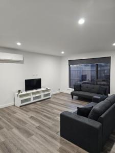 TV a/nebo společenská místnost v ubytování Luxury New furnished George Town home near MTB trails aircon WIFI