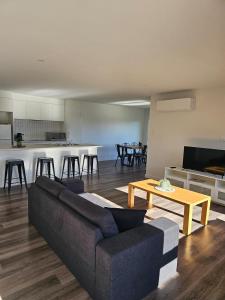 Posezení v ubytování Luxury New furnished George Town home near MTB trails aircon WIFI