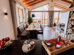 Un comedor con una mesa larga y un perro. en Nationalpark Chalet Tulpspitze, en Neukirchen am Großvenediger