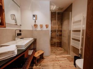 un baño con lavabo y ducha en Nationalpark Chalet Tulpspitze, en Neukirchen am Großvenediger 50 fotos más