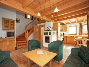 Posezení v ubytování Chalet in Königsleiten near Ski Bus & Pool