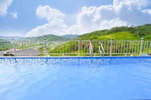 Nespecifikovaný výhled na hory nebo výhled na hory při pohledu z vily