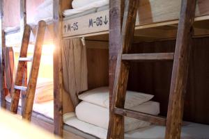 2 literas de madera con almohadas blancas en Good Diner Inn Copain, en Tokio