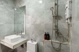 une salle de bains avec douche, toilettes et lavabo dans l'établissement i2 Resort Lampang, à Sathani Nakhon Lampang