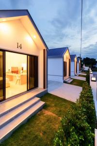 une maison avec vue sur l'arrière-cour dans l'établissement i2 Resort Lampang, à Sathani Nakhon Lampang