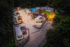Una vista aérea de un estacionamiento con camiones de comida. en Gangneung Demuir Caravan, en Samgyo-ri