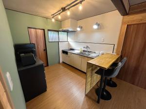 Η κουζίνα ή μικρή κουζίνα στο 湯布院 温泉付きの貸切別荘 無料Wi-Fi 無料駐車場 +11 φωτογραφίες